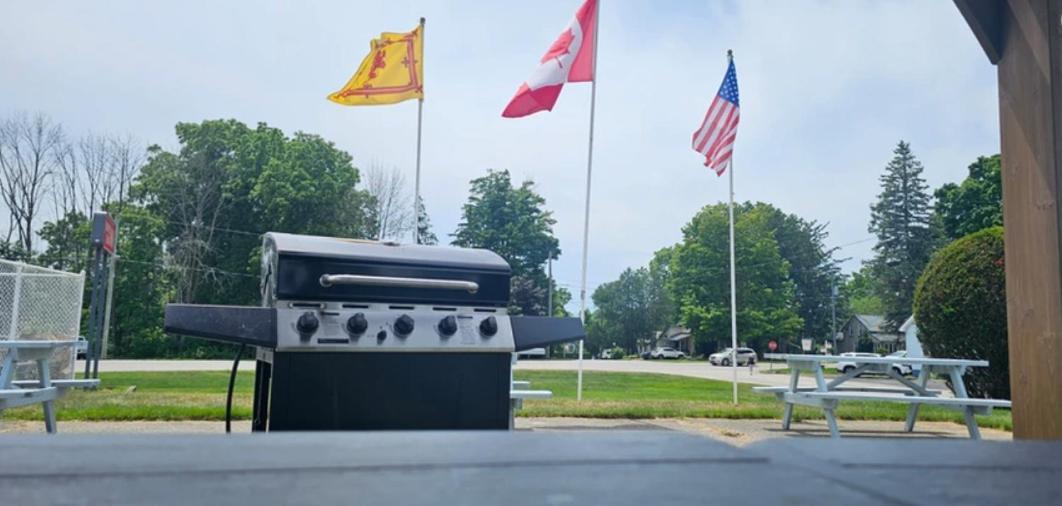 Maple Leaf Inn & Suites Kincardine Exteriör bild